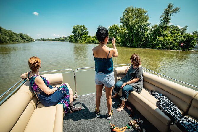 2 hours / Sightseeing Boat cruise Drinks Included - Modern pontoon boat, welcome drinks, and Wi‑Fi that actually helps