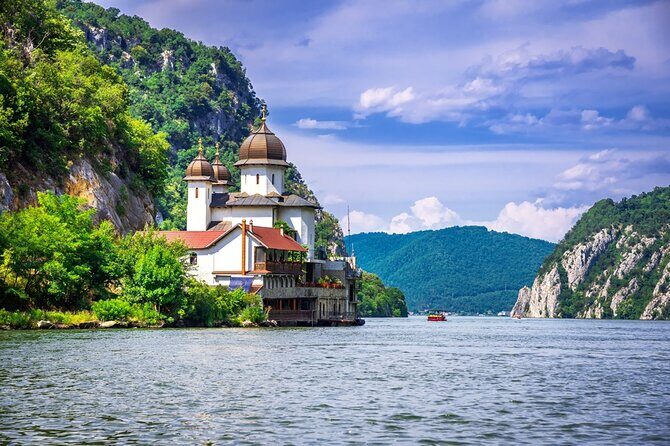 Iron Gate NP Tour with 1-hour speedboat ride + 2 viewpoints - From Belgrade at 8 a.m.: The pace of a real Danube day