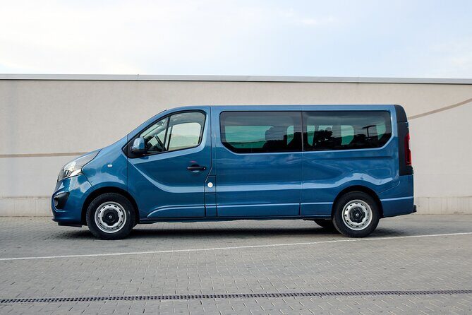 Passenger transport to or from the airport in Belgrade - Car or mini-bus: how the vehicle choice affects comfort