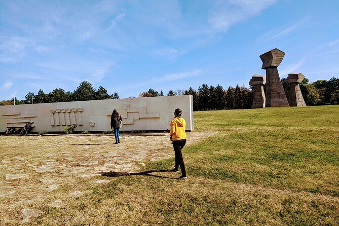 Southern Serbia: Full Day Private Trip to Niš from Belgrade - Bubanj Memorial Park: the fists, the hill, and the scale of loss